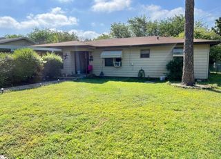 1403 Nugent St, Bowie, TX 76230