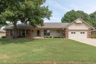 834 Lynwood Ln, Broken Arrow, OK 74011