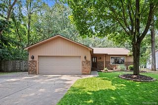 3135 Jennella Dr, Commerce Township, MI 48390
