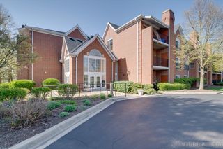 165 Hunt Club Dr #165, Saint Charles, IL 60174