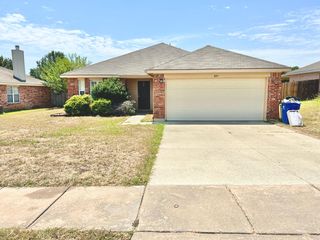 805 Edgehill Rd, Burleson, TX 76028