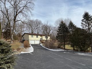 61 W  Timberline Dr, Blue Grass, IA 52726