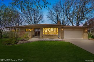 11203 Birchcrest Dr, Warren, MI 48093