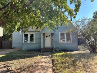 717 S  7th St, Clinton, OK 73601