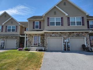 402 Mount Olive Ln, Ephrata, PA 17522