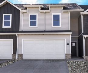 9112 Robinson Dr, West Des Moines, IA 50266