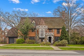 150 Ascan Ave, Forest Hills Gardens, NY 11375