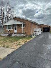 1118 E  Oak St, Taylorville, IL 62568
