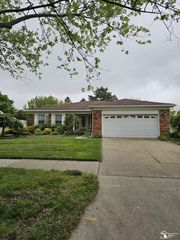 22149 S  Chipmunk Trl, Woodhaven, MI 48183