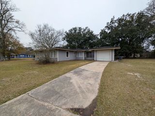 302 Bridal Wreath Ave, Orange, TX 77630