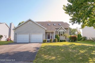 18 Valleywood Drive, Niskayuna, NY 12309