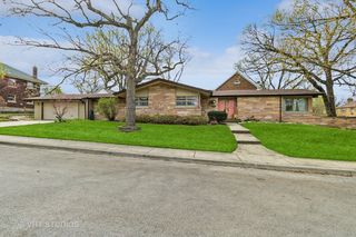 111 Cooper Ave, Elgin, IL 60120