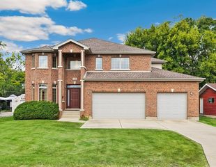 136 Oakwood Ave, Des Plaines, IL 60016