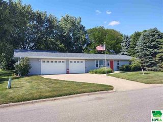 200 E  Ash St, Cleghorn, IA 51014