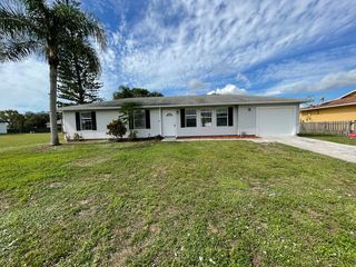 2018 NE 10th Pl, Cape Coral, FL 33909