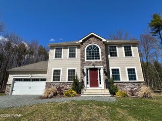 137 Winterberry Dr, Milford, PA 18337