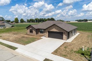 2724 Pineview Dr, Highland, IL 62249