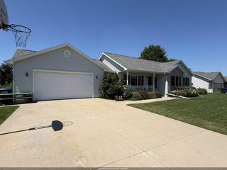 420 Longwood Ln, Wrightstown, WI 54180
