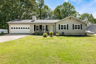 5627 Pinewood Dr, Flowery Branch, GA 30542