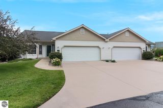 337 Golfview Ln, Elk Rapids, MI 49629