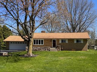 219 Ottawa Dr, Troy, MI 48085