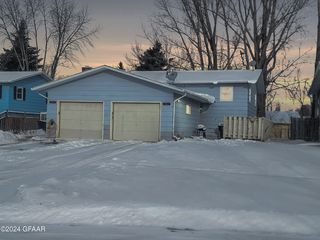 1910-1912 Continental Dr, Grand Forks, ND 58201