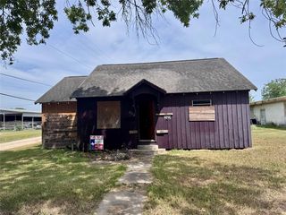 2113 Cypress Ave, Bay City, TX 77414