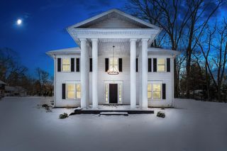 16810 Barrington Ct, Granger, IN 46530