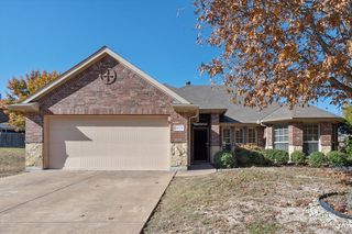 1613 Country Hills Dr, Midlothian, TX 76065