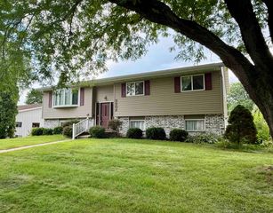 5502 Valley Dr, Mc Farland, WI 53558