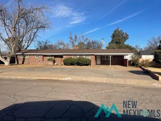 827 Pinon Dr, Hobbs, NM 88240