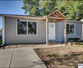 6617 Grover St, Omaha, NE 68106