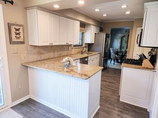 882 Randall Dr, Troy, MI 48085