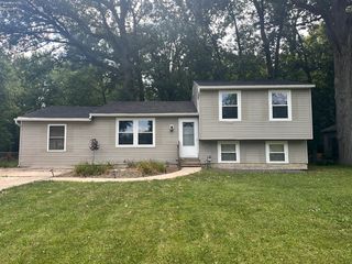 2250 Woodmont Dr, Fremont, OH 43420