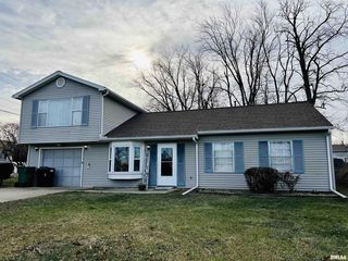215 Mimosa Ln, Washington, IL 61571