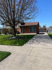 39491 Poinciana Dr, Sterling Heights, MI 48313