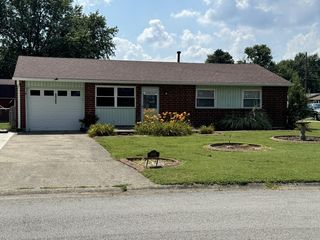 8800 Rosshire Dr, Fairdale, KY 40118