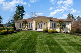 302 Blankenbaker Ln, Indian Hills, KY 40207