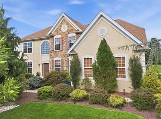 18 Creek Ct, Easton, PA 18040