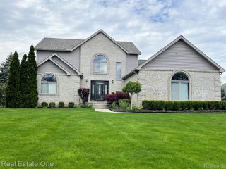 8950 Huron Bluffs Dr, White Lake, MI 48386