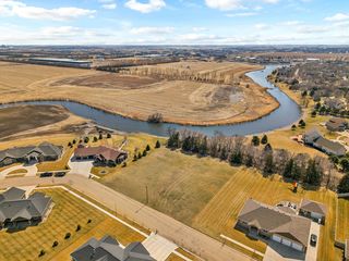 2606 Water View Dr, Aberdeen, SD 57401