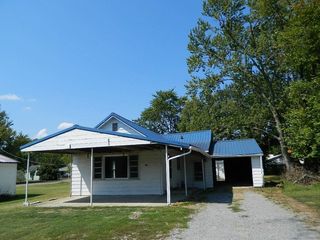 1003 N  1st St, Fairfield, IL 62837