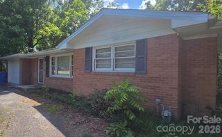 629 Willow Rd, Hendersonville, NC 28739