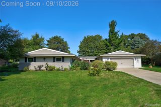 6243 Westview Dr, Grand Blanc, MI 48439