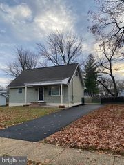 32 Rhode Island Dr, Jackson, NJ 08527