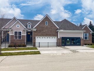 2209 Chase Dr #101, Howell, MI 48855