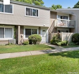 202 Spring Meadow Dr UNIT D, Holbrook, NY 11741