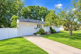 8 Norwalk Lane, Selden, NY 11784
