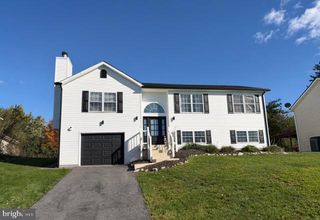 211 Universe Dr, Martinsburg, WV 25404