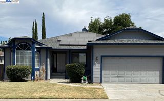 877 Toro Ln, Lathrop, CA 95330